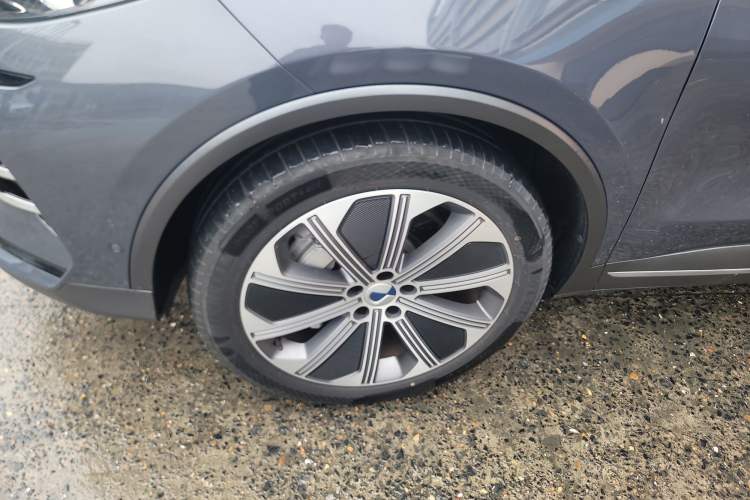 Used Denza N8 2023 Four-Wheel Drive Ultra-Hybrid Flagship Seven-Seater Version
