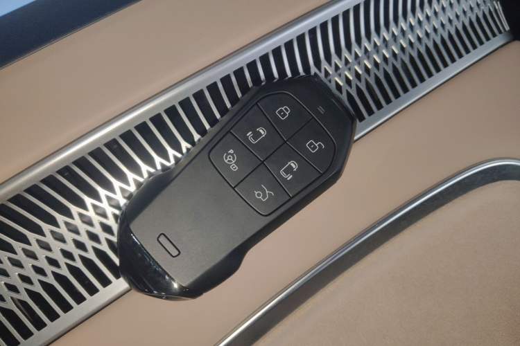 Used XPeng X9 2025 740 Ultra-Long Range Max Interior 1