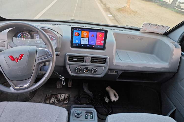 Used Wuling Yangguang 2024 300KM Comfort Version Passenger Van 75kW
