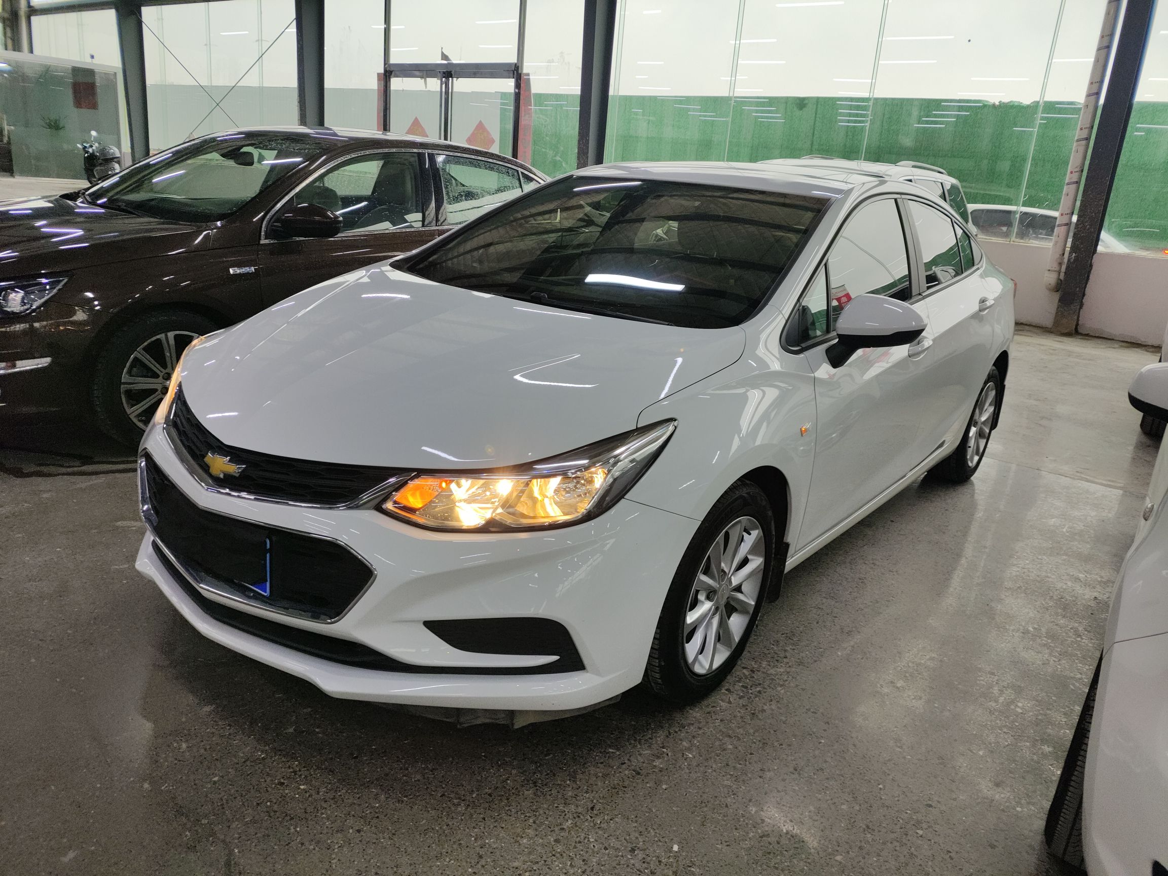 Под передней частью автомобиля