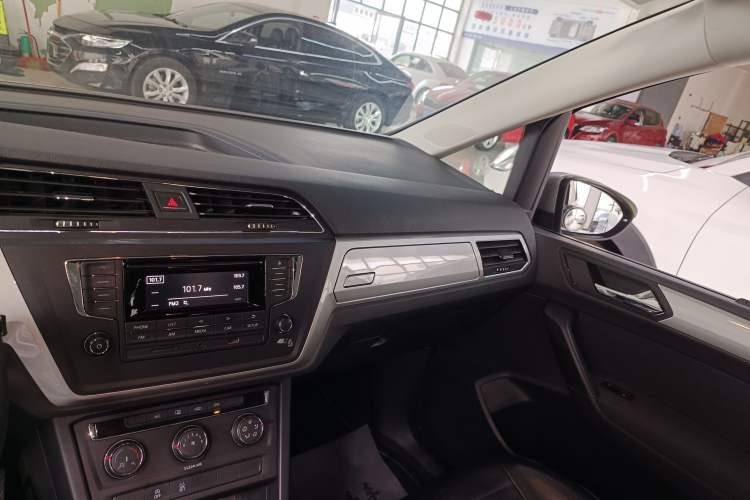 Used Volkswagen Touran 2016 Touran L 280TSI DSG Style Edition Audio And AC Panel