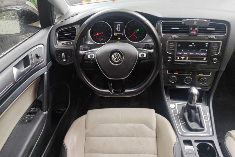 Used Volkswagen Golf 2017 230TSI Automatic Luxury Million-Vehicle Commemorative Edition Steering Wheel
