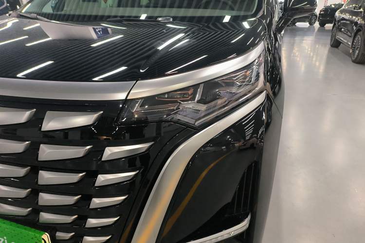 Used Denza D9 2024 DM-i 1050 Luxury Model
