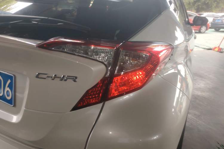 Used Toyota C-HR 2018 2.0L Leading with Sunroof China VI Standard
