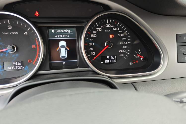 Used Audi Q7 2014 35 TDI Sport Edition Odometer Close Up