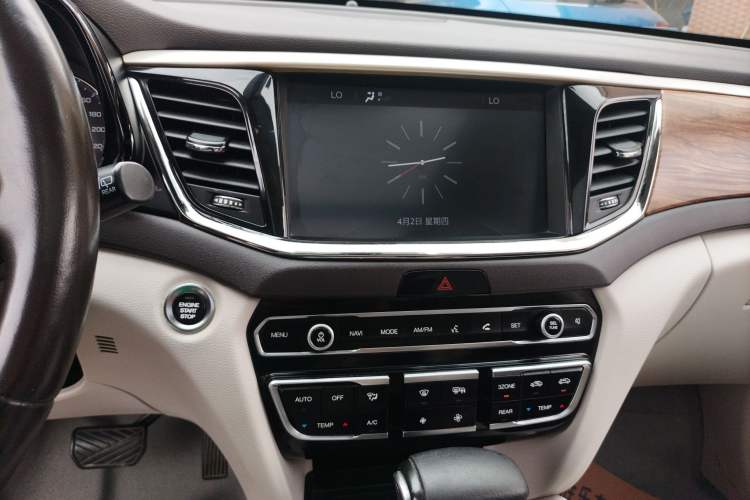 Used GAC Trumpchi GS8 2017 320T Two-Wheel Drive Luxury Smart Connectivity Version (7 Seats) Audio And AC Panel