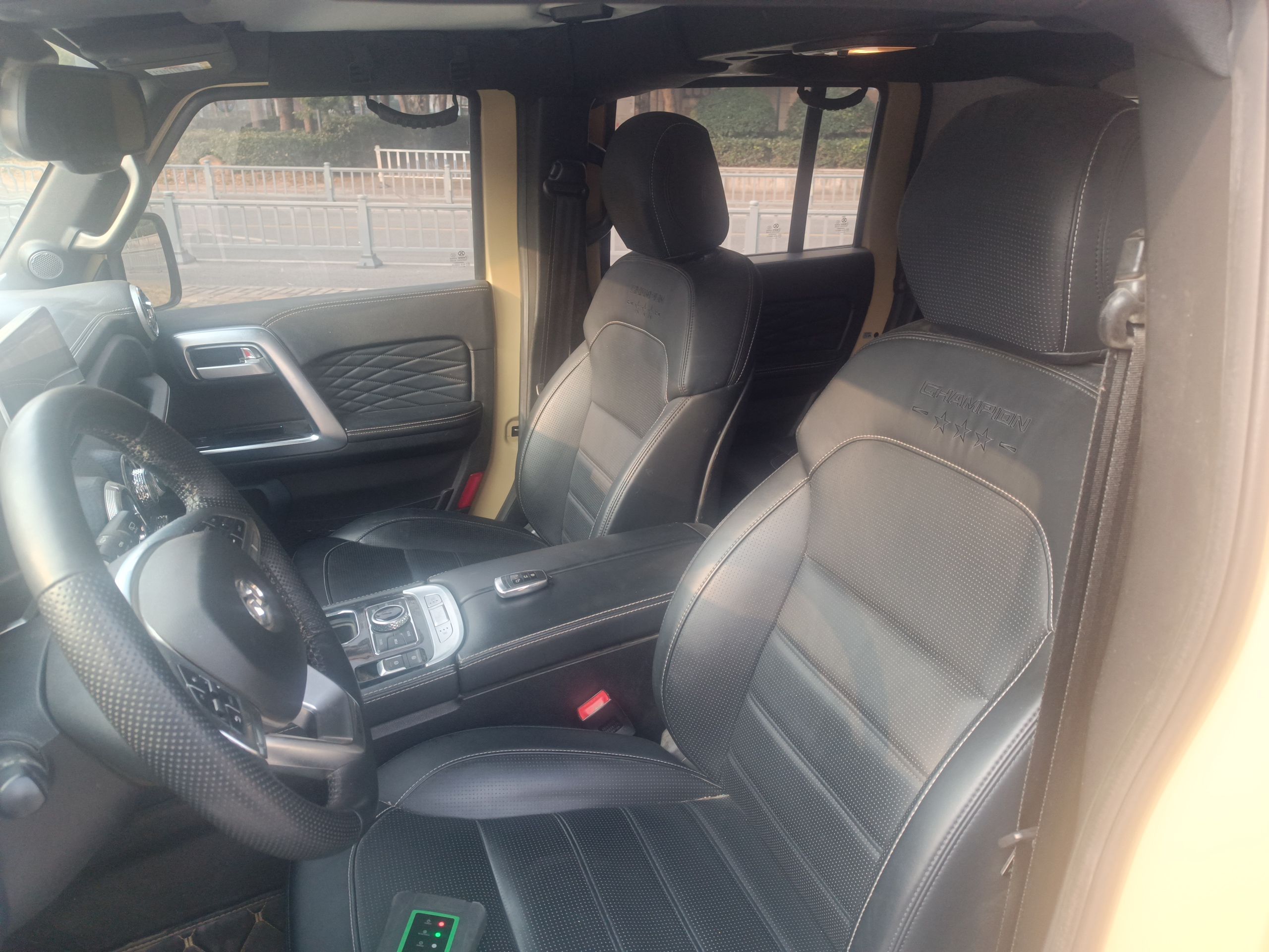 المقاعد الأمامية داخل السيارة