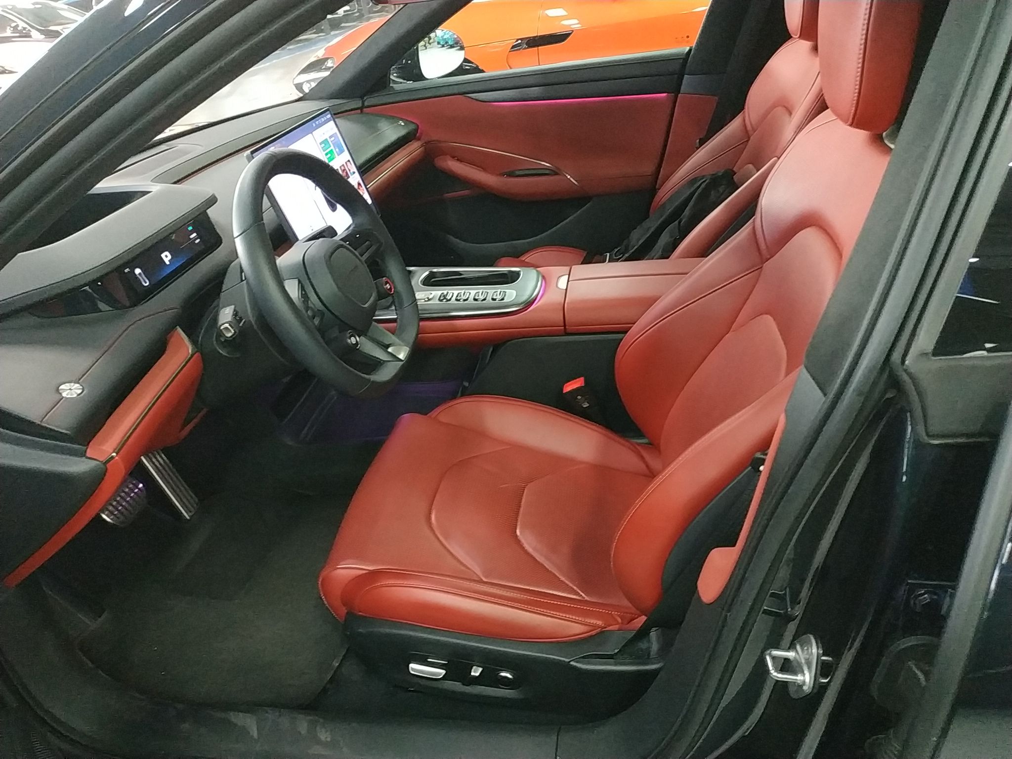 المقاعد الأمامية داخل السيارة