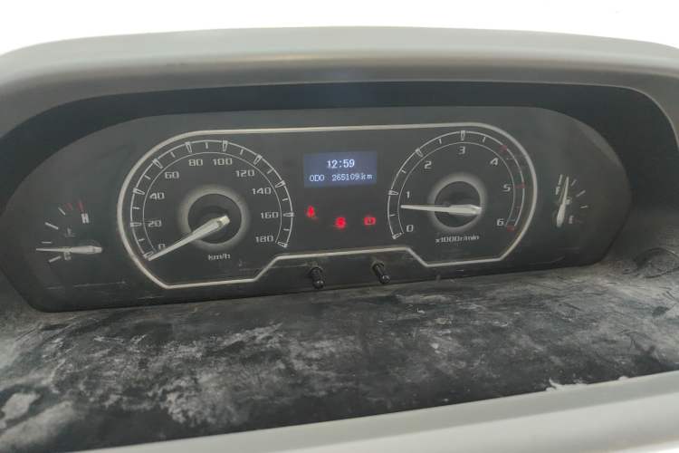 Used SAIC MAXUS Xintu V80 2019 2.5T Classic Model 6-Speed Manual Aotong Long Wheelbase Mid-Height 7-Seater