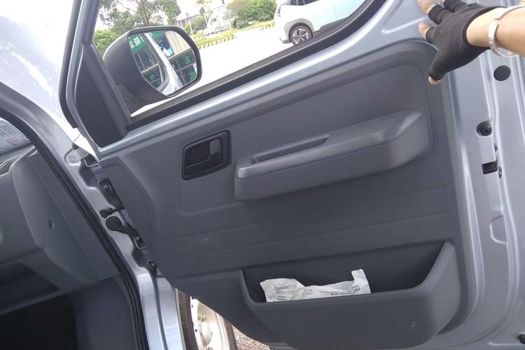 Used Wuling Yangguang 2024 300KM Comfort Version Passenger Van 75kW
