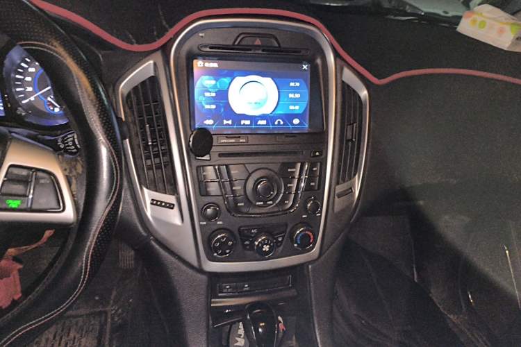 Used JMC Yusheng S350 2013 2.4T Automatic 2WD Diesel Luxury Edition 5 Seats Audio And AC Panel