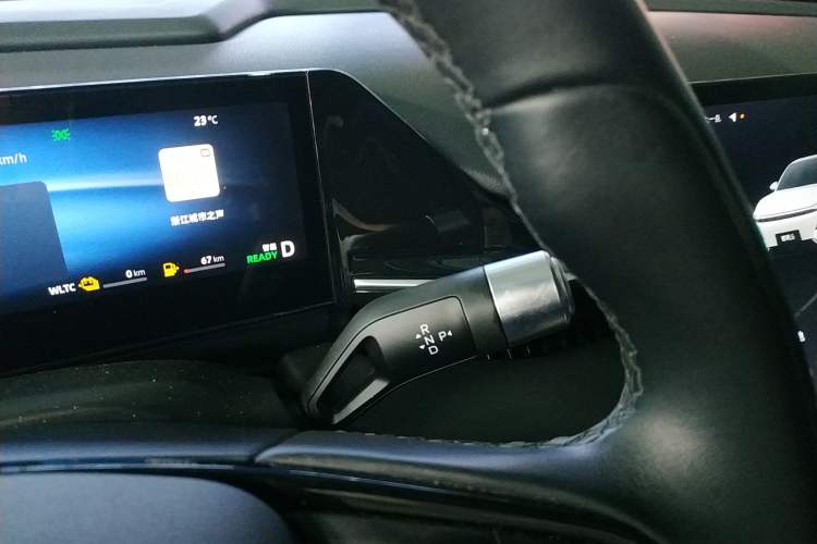 Used Geely Galaxy L6 2024 125km PLUS Dragon Edition Gear Lever