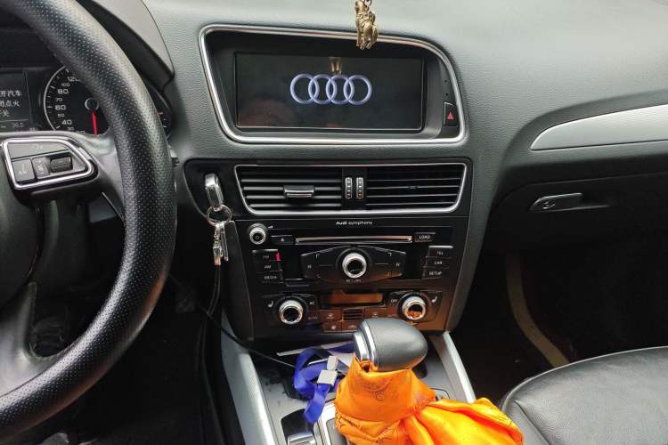 Used Audi Q5 2013 40 TFSI Technology Edition Audio And AC Panel