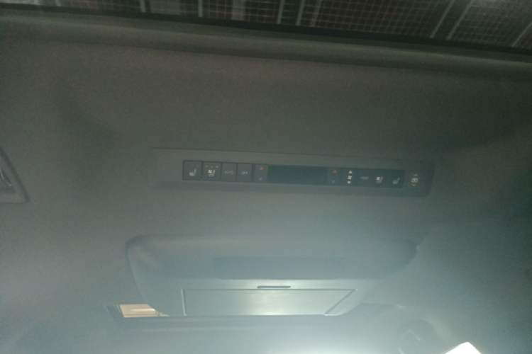 Used Toyota Granvia 2023 2.5L Hybrid Flagship VIP Edition