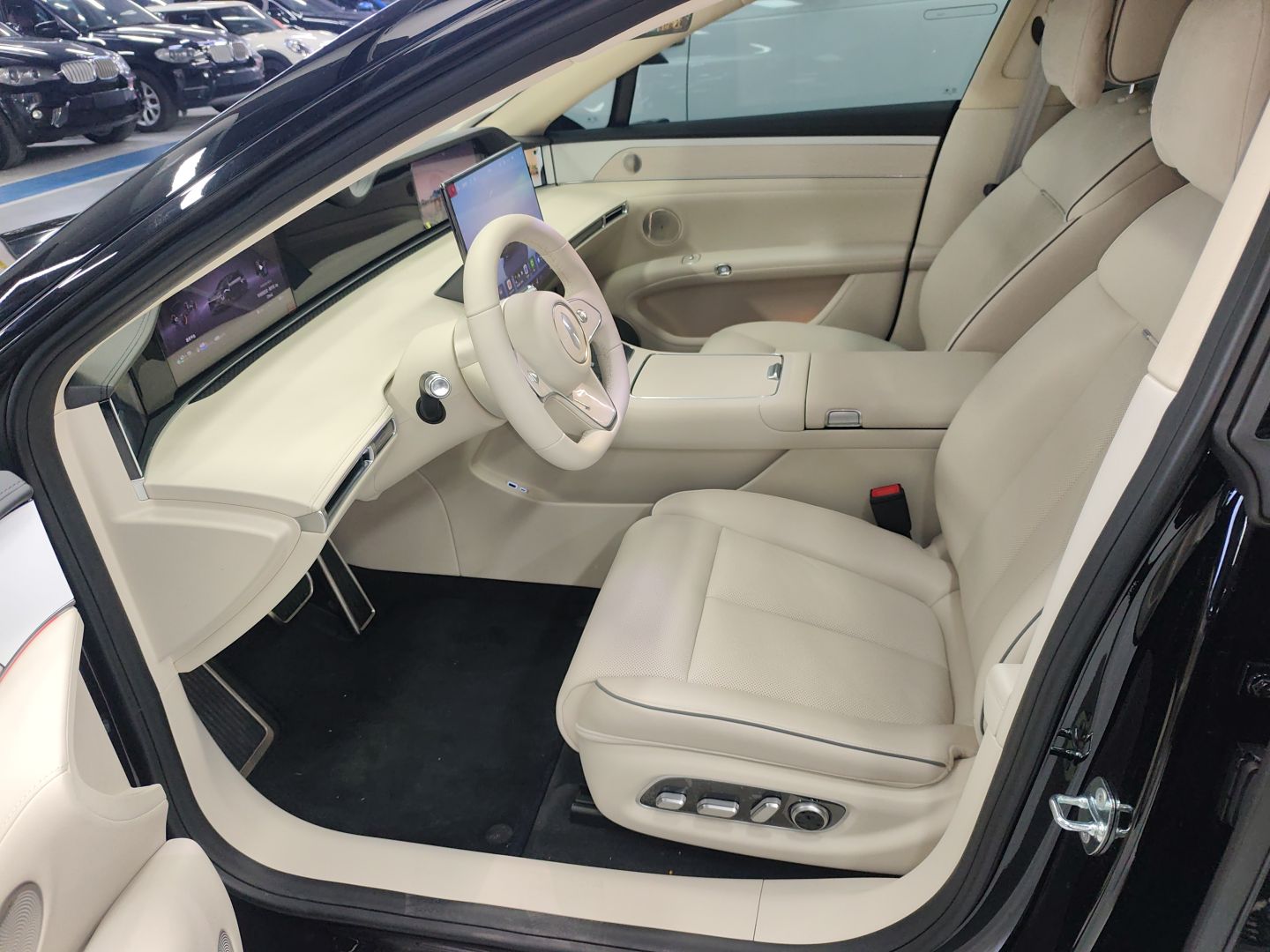 Переднее сиденье в автомобиле