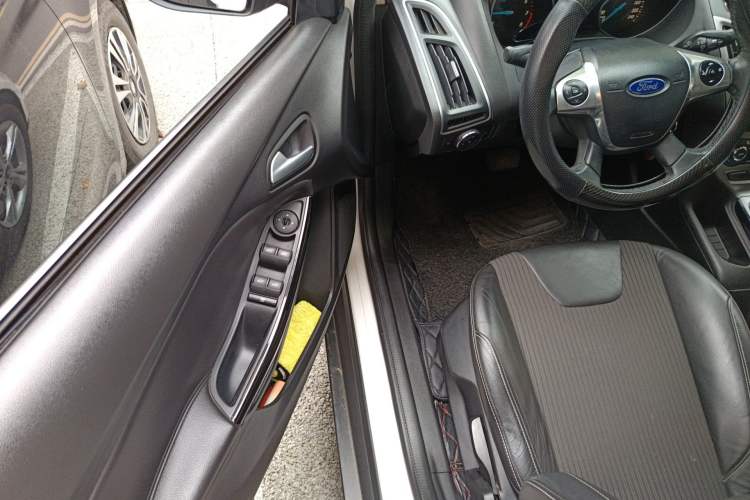 Used Ford Focus 2012 Sedan 1.6L Automatic Fashion Edition Driver Seat