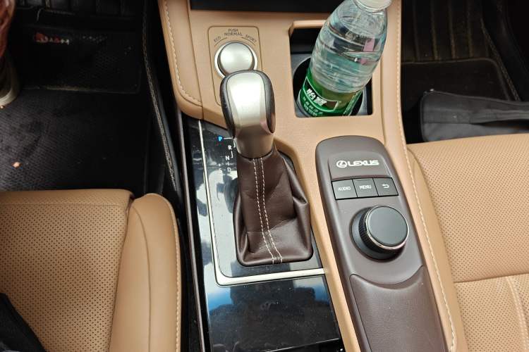 Used Lexus ES 2015 300h Comfort Edition Gear Lever