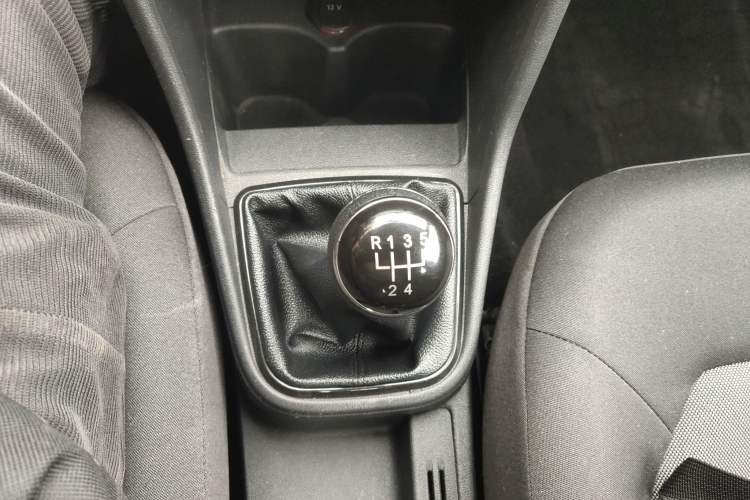 Used Volkswagen Jetta 2015 Value Edition 1.6L Manual Fashionable Style Gear Lever