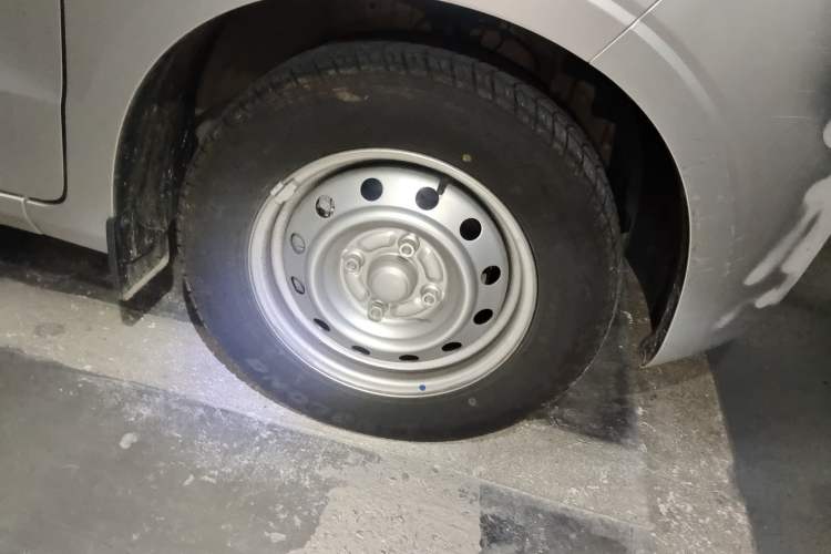 Used Wuling Hongguang V 2022 1.5L Jingqu Edition Electric-Assist LAR Right Front Wheel Hub