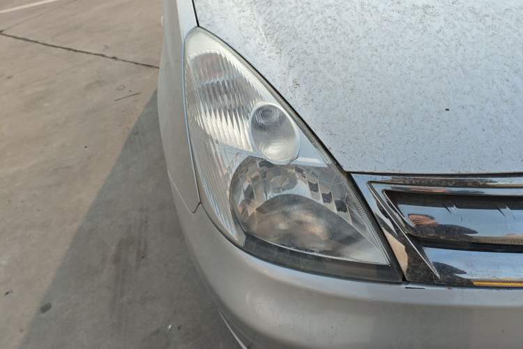 Used Nissan Livina 2010 Jingyue Edition 1.6L Manual All-Around Model Right Front Headlight