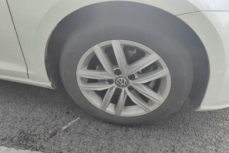 Used Volkswagen Golf 2018 230TSI Automatic Comfort Model Right Front Wheel Hub