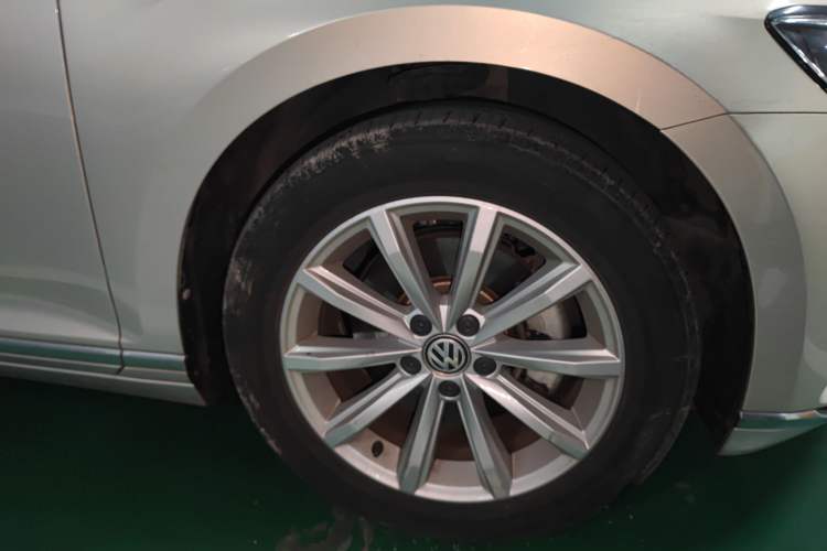 Used Volkswagen Magotan 2018 330TSI DSG Advanced Model Right Front Wheel Hub