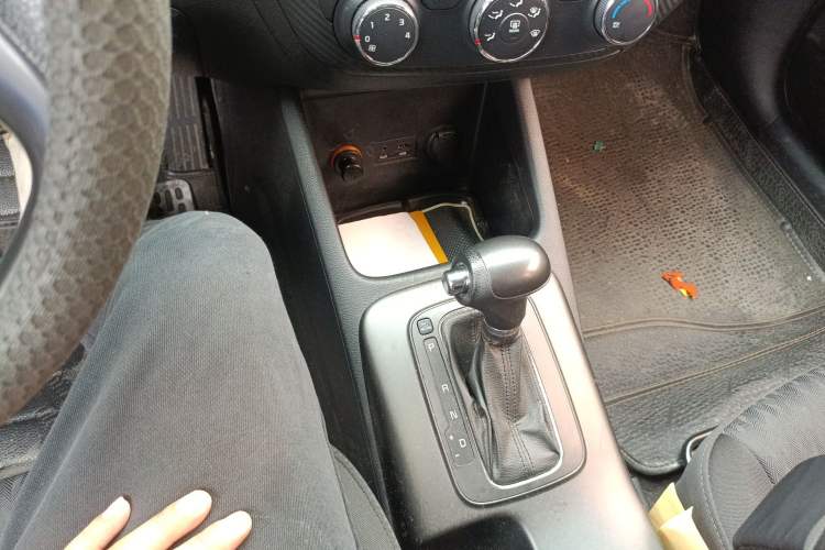 Used Kia K3 2013 1.6L Automatic GL Gear Lever