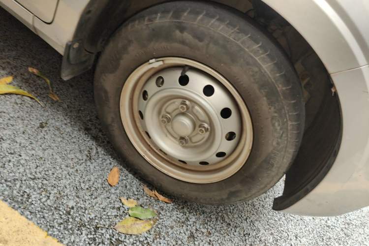 Used Wuling Hongguang V 2022 1.5L Jingqu Edition Enclosed-Window Vehicle with Hydraulic Power Steering LAR Right Front Wheel Hub