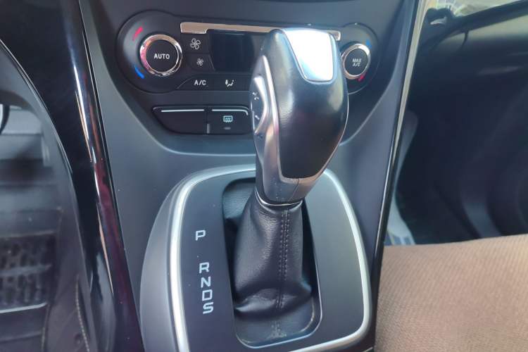 Used Ford Kuga 2013 2.0L GTDi Four-Wheel-Drive Sport Model Gear Lever
