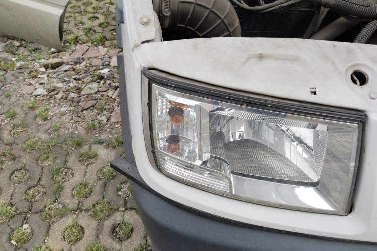 Used Iveco Daily 2021 2.5T A35 M1 Passenger Van 5-9 Seater Short Wheelbase Mid-Roof Design Dual Tires Manual Doors Right Front Headlight