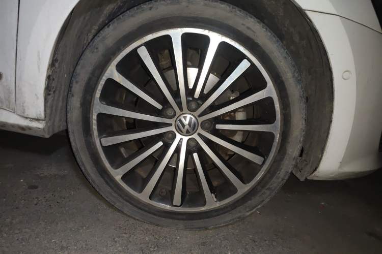Used Volkswagen Passat 2013 2.0 TSI DSG Ultimate Edition Right Front Wheel Hub