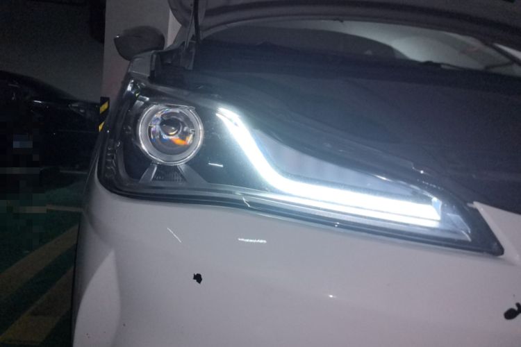 Used NETA V 2021 Long-Range Entertainment Edition Right Front Headlight