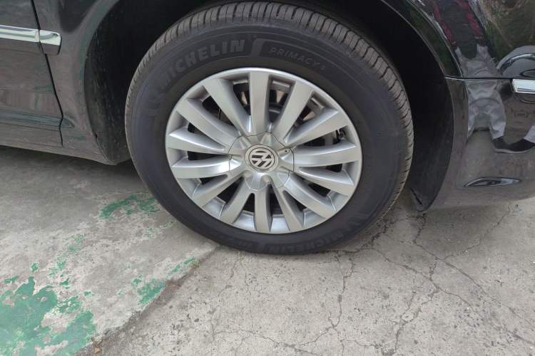 Used Volkswagen Phaeton 2011 3.6L V6 5-Seater Extended Business Edition Right Front Wheel Hub