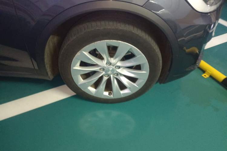 Used Tesla Model X 2019 Long-Range Version Right Front Wheel Hub