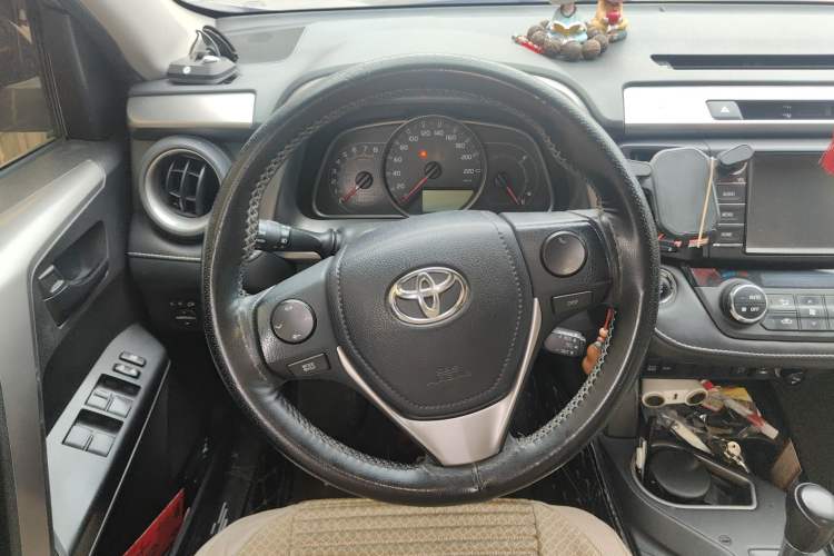 Used Toyota RAV4 2019 2.0L CVT Two-Wheel Drive Luxury Version China VI Standard Steering Wheel