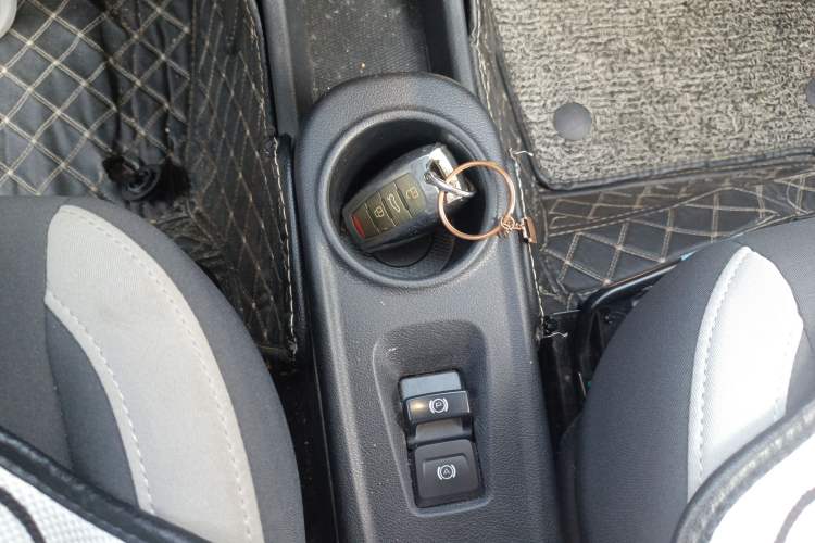 Used ORA White Cat 2022 Upgraded Model 305km Range Luxury Version Lithium-Ion Battery