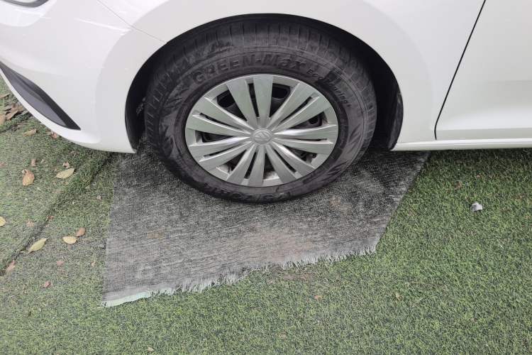 Used Volkswagen Santana 2021 1.5L Manual Fashion Edition Left Front Wheel Hub