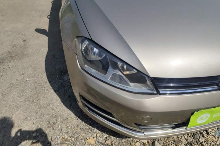 Used Volkswagen Golf 2017 230TSI Automatic Comfort Edition – Celebrating Milestone of One Million Units Right Front Headlight