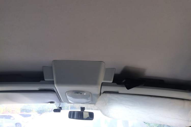 Used Dongfeng Yufeng 2023 V9+ 2.0T Manual Front-Wheel-Drive Multi-Function Mid-Roof Van with 7/8/9 Seats Headliner