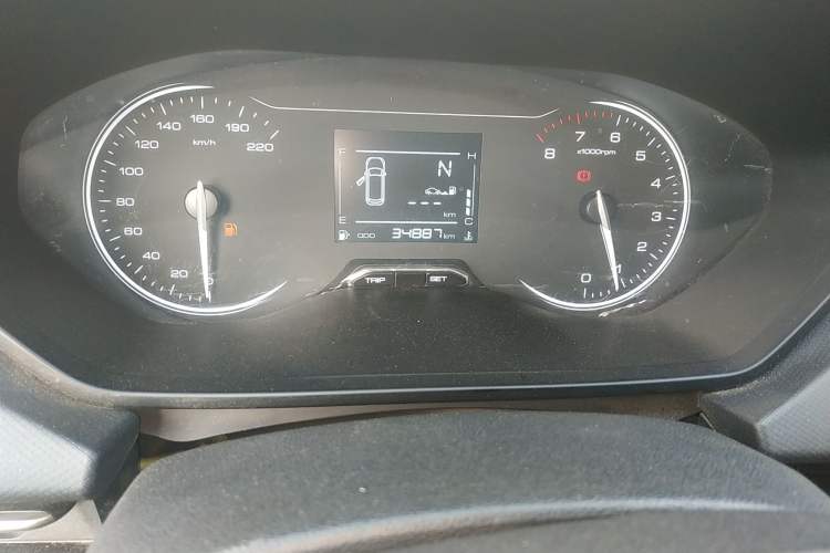 Used Wuling Alvez 2022 1.5L Manual Free-Style Model Odometer Close Up