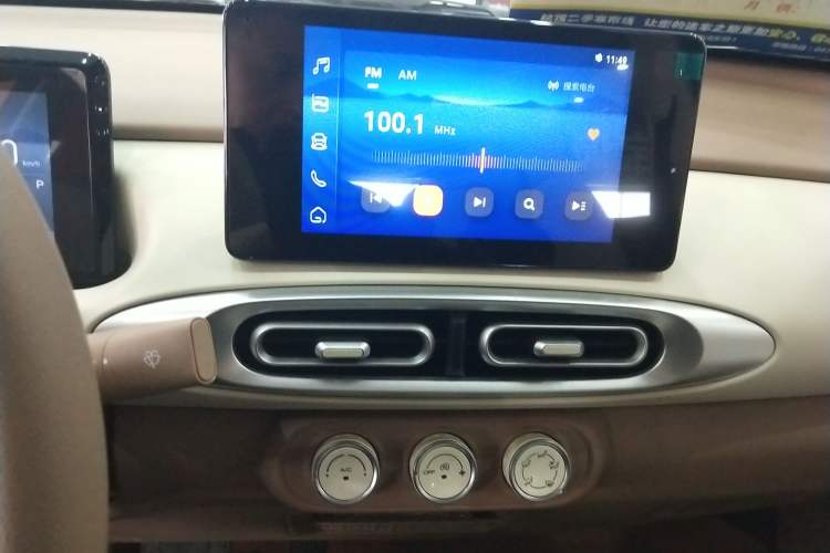 Used Wuling Hongguang MINIEV 2025 Four-Door Version Zhenxiang+ Edition Audio And AC Panel