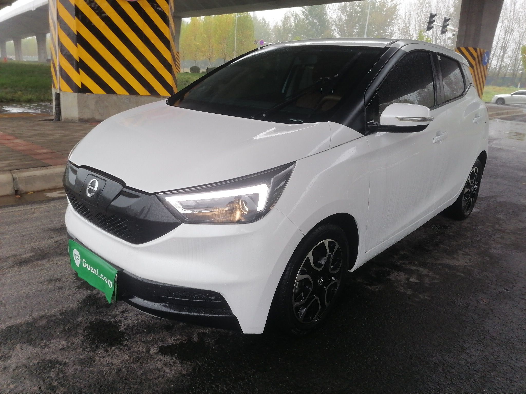 Под передней частью автомобиля