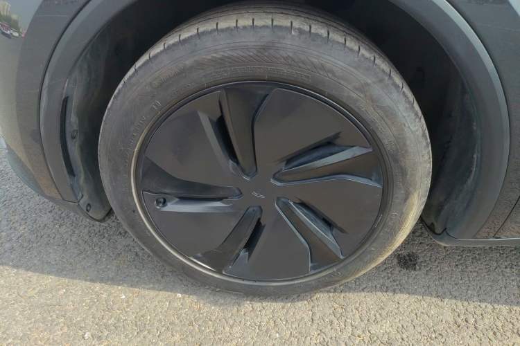 Used Tesla Model Y 2025 Rear-Wheel-Drive Version Exterior 4