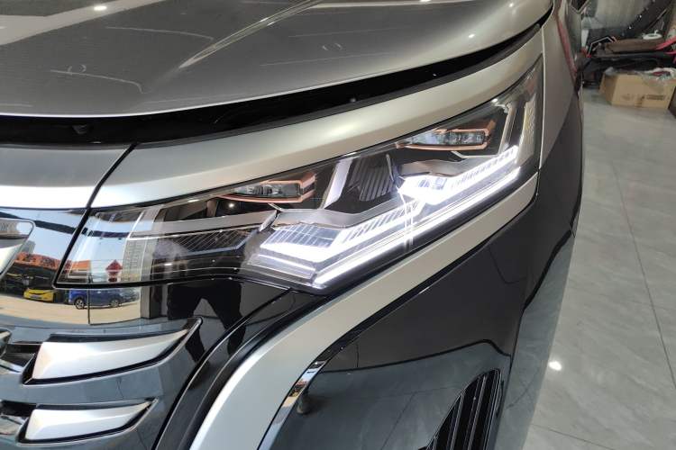 Used Denza D9 2022 DM-i 1040 Prestige Model
