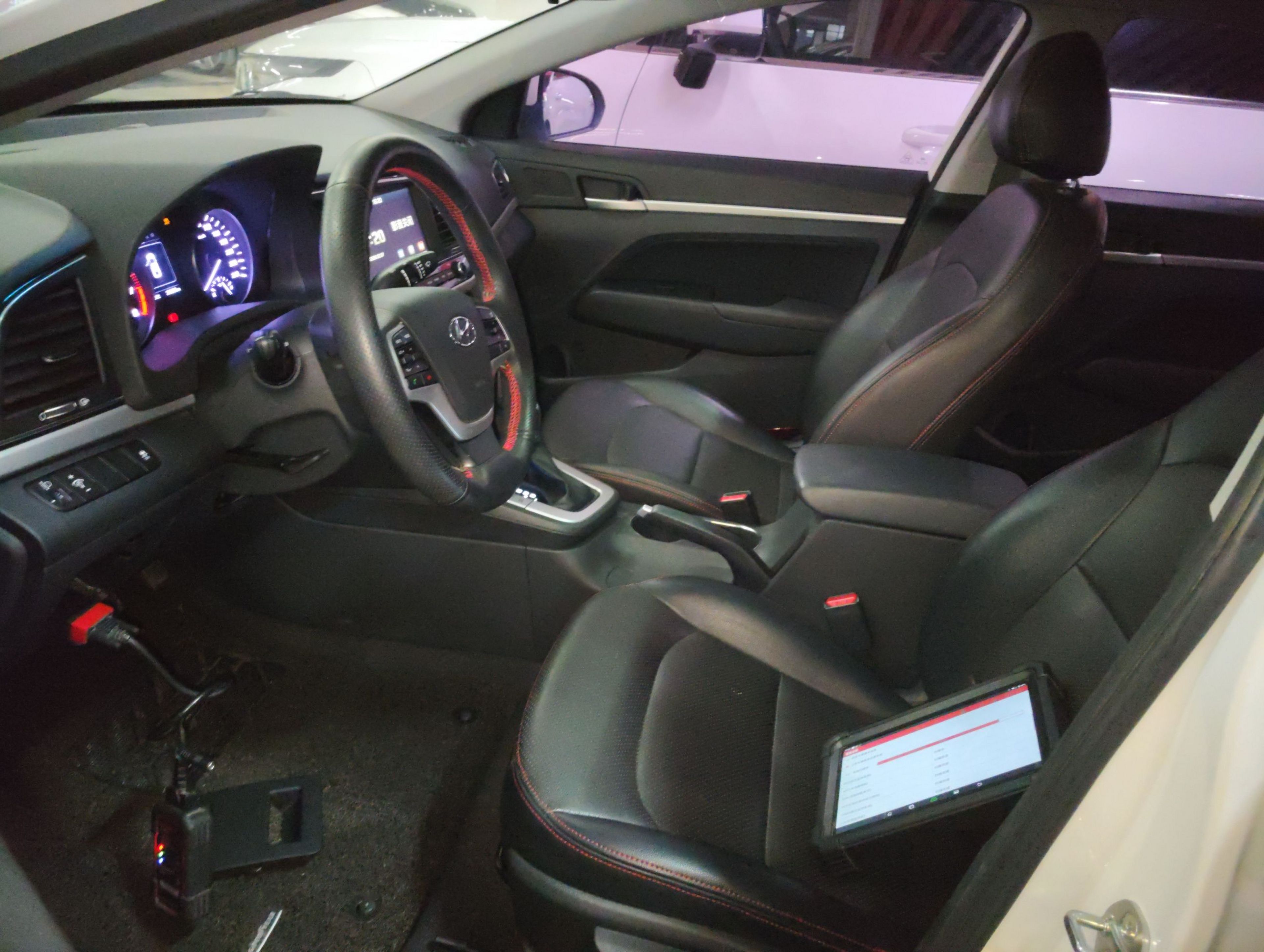 المقاعد الأمامية داخل السيارة