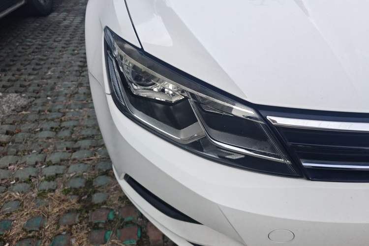 Used Volkswagen Lamando 2015 280TSI Manual Comfort Edition Right Front Headlight