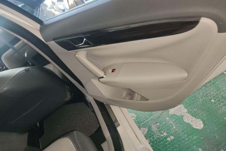 Used Volkswagen Gran Lavida 2013 1.6L Manual Comfort Model