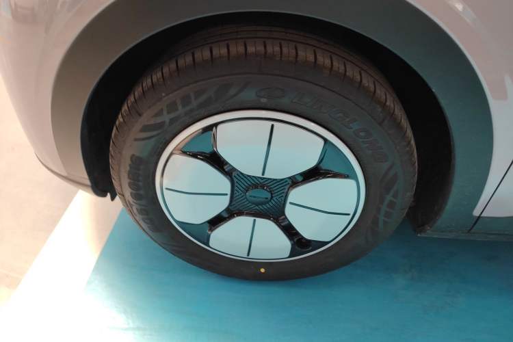 Used Geely Galaxy Geome 2026 Model 310km Youth Edition Left Front Wheel Hub