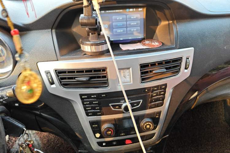 Used Foday Landfort 2015 1.9T Diesel Two-Wheel Drive Luxury Edition 7 Seats Audio And AC Panel