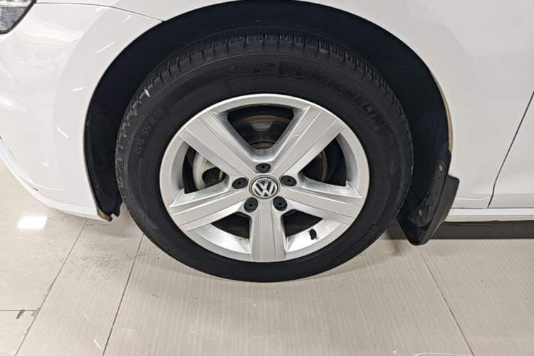 Used Volkswagen Golf 2018 1.6L Automatic Fashion Model Left Front Wheel Hub